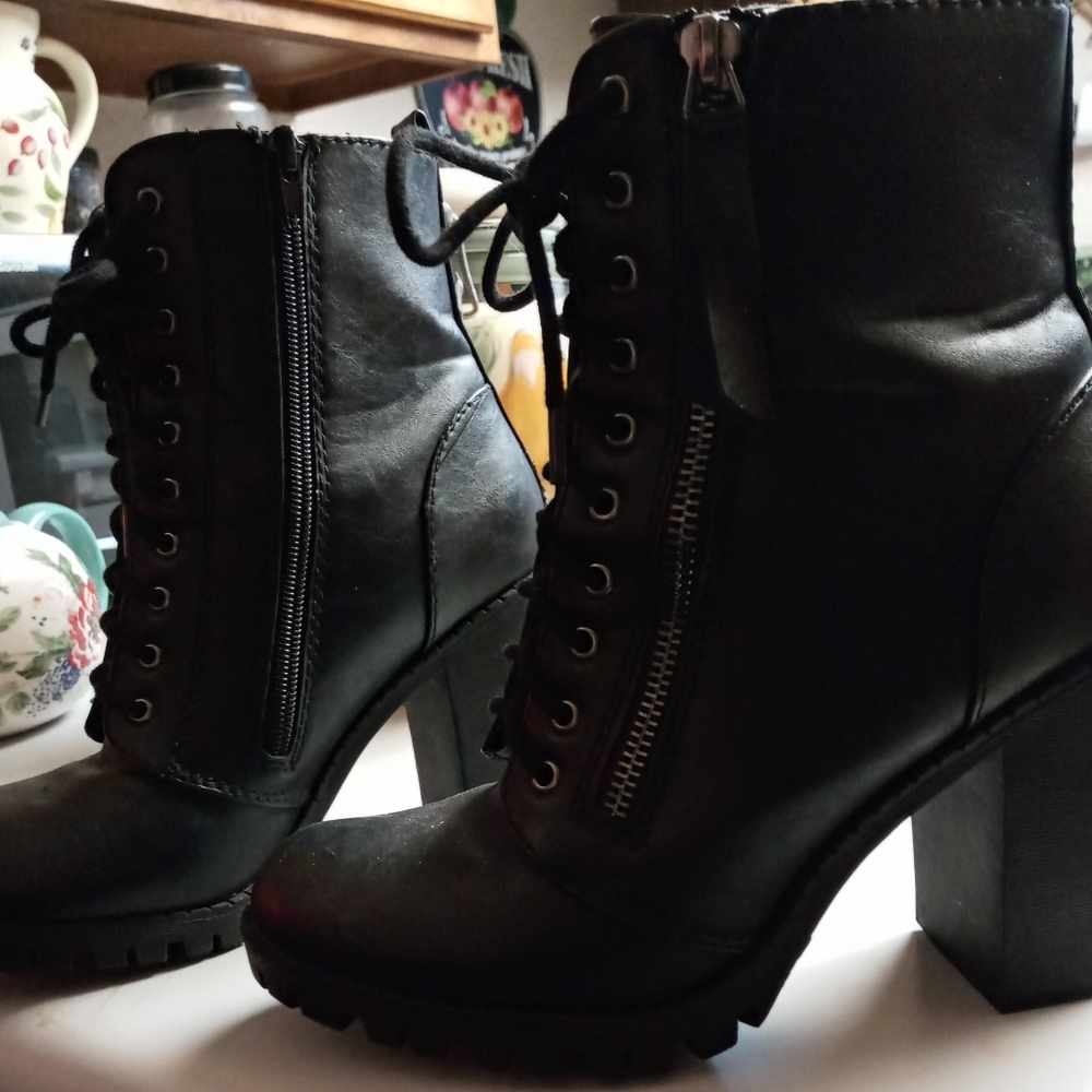 Gothic ankle boots with side zipper design 7.5